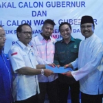 Gus Ipul mengembalikan formulir pendaftaran sebagai kandidat Cagub ke DPD Partai Demokrat Jatim. foto: DIDI ROSADI/ BANGSAONLINE