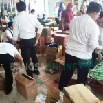 Petugas memeriksa isi truk berupa jamu sachetan yang belum memiliki izin edar. foto: AKINA/ BANGSAONLINE