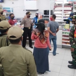 Petugas gabungan di Pamekasan saat patroli ke salah satu minimarket. 