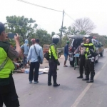 Petugas melakukan olah TKP di lokasi kejadian.