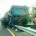 NYANGKUT: Kondisi truk trailer yang nyangkut di gradril dalam kecelakaan di tol, kemarin. foto: catur andy erlambang/BANGSAONLINE