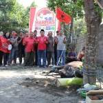 SEMBELIH: Jajaran struktural DPC PDI Perjuangan Kabupaten Kediri saat berdoa bersama sebelum penyembelihan hewan kurban di Kantor DPC PDI Perjuangan. foto: arif kurniawan/BANGSAONLINE