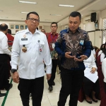 Kepala Kanwil Kemenkumham Jatim saat meninjau pelaksanaan seleksi calon notaris.