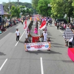 Pj Wali Kota Kediri, Zanariah, saat melepas keberangkatan Lomba Kirab dan Konser Drumband. Foto: Ist 