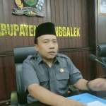 Doding Rachmadi (kiri) saat berada di Gedung DPRD Trenggalek.