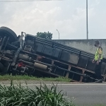 Kondisi truk fuso terguling dan masuk ke parit di ruas Jalan Raya Arteri, Wunut, Porong, Sidoarjo.