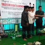 Cabup-cawabup terpilih, SQ didampingi Ketua DPC Jazilul Fawaid ketika potong tumpeng. foto: syuhud/ BANGSAONLINE