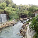 Jembatan yang masih dalam proses pembangunan.