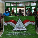 Personel gabungan dari TNI-Polri di Kecamatan Kota Sidoarjo, Selasa (5/1/2021) sore mendatangi Kantor Sekretariat FPI Sidoarjo di Perumahan Wisma Delta, Plipir, Sekardangan, Sidoarjo. (foto: ist)