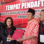 Masud Yunus saat daftar lewat PDIP. foto: YUDI EP/ BANGSAONLINE