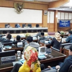 Suasana paripurna usul pemberhentian dan pengangkatan Ketua DPRD Gresik. foto: SYUHUD/ BANGSAONLINE