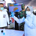 Wali Kota Risma bersama Sestama BIN Komjen Pol Bambang Sunarwibowo ikut memantau langsung jalannya rapid test di daerah Jalan Gresik PPI, Kecamatan Krembangan Surabaya, Sabtu (30/5). foto: ist 