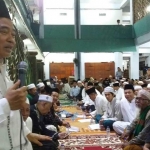 Dr KH Asep Saifuddin Chalim, MA di depan para kiai NU dalam acara istighotsah dan doa bersama mengawal kepemimpinan Khofifah Indar Parawansa-Emil Elestianto Dardak di Pondok Pesantren Amanatul Ummah Surabaya. foto: MMA/bangsaonline.com