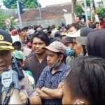 Kapolres Blitar Kota AKBP Leonard M Sinambela mencoba menenangkan massa yang hendak masuk ke ring dua.