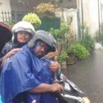 Warga menunjukkan genangan air di salah satu titik jalan.