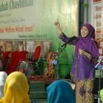 Menteri Sosial Republik Indonesia, Khofifah Indar Parawansa saat memberikan ceramah di halaman PP Bahrul Ulum Tambakberas, Kabupaten Jombang. foto: RONY S/ BANGSAONLINE