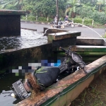 Achmad Jefri Bakhtiar (19), asal Desa Kalipecabean diduga meninggal dunia usai menabrak pembatas jalan hingga terlempar ke kolam taman. (foto: ist)