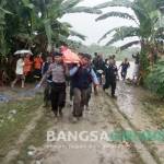 Proses evakuasi jasad santri langitan. foto: dok. bangsaonline