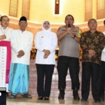 Ketua MUI Jatim bersama Forkopimda foto bersama jemaah gereja yang merayakan Natal 2019 tadi malam.