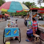 Usaha mikro di seputar Alun-Alun Trenggalek. (foto: HERMAN/ BANGSAONLINE)