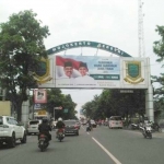 Suasana Kota Mojokerto yang minus gambar paslon wali kota. Yang tampak hanya ada gambar paslon gubernur dan wagub Jatim di jalan protokol. YUDI EKO PURNOMO/BANGSAONLINE