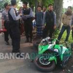 JENGKEL: Sepeda motor yang digeletakkan disemak-semak oleh kawanan curanmor karena jengkel kehabisan bensin, kemarin. foto: andi sirajudin/ BANGSAONLINE