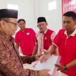 Kepala BPBD Jember Rasyid Zakaria saat mendaftar sebagai bacabup Jember di kantor DPC PDIP Jember, Kamis (5/9) kemarin.