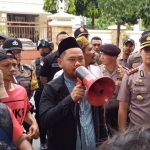 Ketua DPRD Gresik Fandi Akhmad Yani saat menemui pendemo. foto: SYUHUD/ BANGSAONLINE