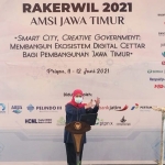 Gubernur Jawa Timur Khofifah Indar Parawansa dalam acara Smart City, Creative Government: Membangun Ekosistem Digital CETTAR Bagi Pembangunan Jawa Timur yang digelar Asosiasi Media Siber Indonesia (AMSI) Jawa Timur secara daring dan luring, Jumat (11/6/2021).