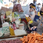 Plt Kepala Disperindag Kabupaten Kediri, Tutik Purwaningsih, didampingi Kapolres Kediri, AKBP Agung Setyo Nugroho, saat sidak minyak goreng di Pasar Pamenang Pare. Foto: Ist