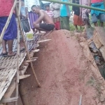 Jembatan di Dusun Jati Jajar, Desa Palengaan Laok yang ambruk setelah diterjang derasnya arus sungai.