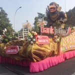 Salah satu peserta mobil hias ikut memeriahkan parade mobil hias Kabupaten Kediri 2018. Foto: ARIF K/BANGSAONLINE