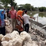 Rombongan Komisi C DPRD Lamongan saat sidak proyek jalan dan TPT.