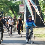 Pj Wali Kota Kediri Zanariah saat ikut gowes. Foto: Ist. 