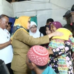 Bunda Indah saat menjenguk Nabila di rumahnya. foto: IMRON/ BANGSAONLINE