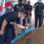 Dhito saat mengecek pupuk organik hasil pengolahan petani Sumberduren. (foto: MUJI HARJITA/ BANGSAONLINE)