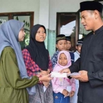 Wali Kota Kediri Abdullah Abu Bakar saat memberikan santunan kepada anak yatim. Foto: Ist.