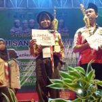 Salah satu perwakilan SMP NU menerima hadiah juara 1 lomba pionering di Batu Malang.