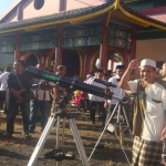 KH RM Khotib Asmuni saat melakukan rukyatul hilal di Pusat Observasi Bulan (POB) Sunan Kaliwining Jember. Foto: BANGSAONLINE.com