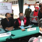 Pelanggar protokol kesehatan saat menjalani sidang di tempat. (foto: ist).