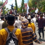 Ratusan mahasiswa saat meluruk Kantor Pemkab Sumenep.