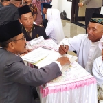 Sepasang kakek nenek saat ikuti nikah massal di Polres Jombang.