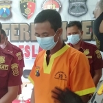 Kapolres Lamongan AKBP Miko Indrayana saat menanyai tersangka.