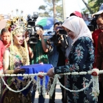 Bupati Kediri dr. Hj. Haryanti Sutrisno, membuka secara resmi acara Festival Kelud 2019 dengan melakukan pengguntingan untaian melati.