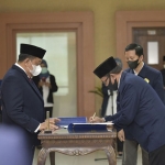 Suasana ketika Rektor UTM, Muh Syarif, melantik tenaga kependidikan yang menduduki Jabatan Fungsional di lingkungan kampus.