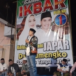 Gus Barra saat menyampaikan sambutan dalam acara tahlil dan istighotsah yang digelar Keluarga Bani Japar dan warga Desa Sumengko, Kecamatan Jatirejo.