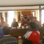 Suasana dialog antara warga dengan Muspika.