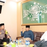 Kapolresta Banyuwangi AKBP Deddy Foury Millewa saat bertemu Ketua PCNU Banyuwangi, H. Moh. Ali Makki di kantor PCNU setempat, Kamis (26/5/20222).