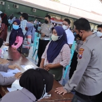 Kapolres Kediri, AKBP Agung Setyo Nugroho, saat mengunjungi acara pembagian BLT, vaksinasi Booster, dan operasi minyak goreng di Mapolres Kediri. Foto: Ist