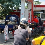 Pihak SPBU tampak sibuk mengisi BBM ke dalam belasan jeriken yang dimuat mobil pikap daripada mengisi sepeda motor pelanggan.